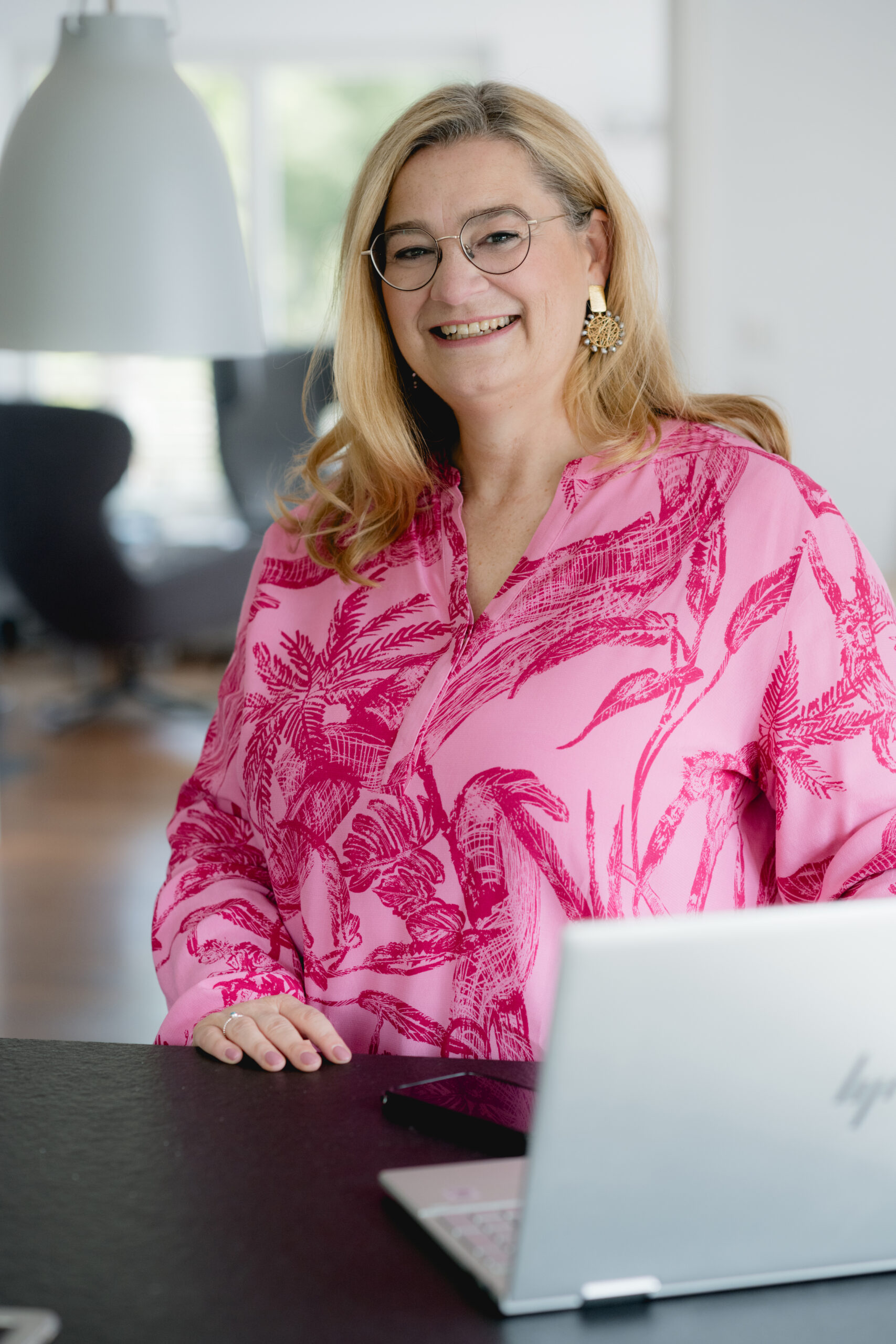 Anja Kruse am Hochtisch stehend mit Laptop