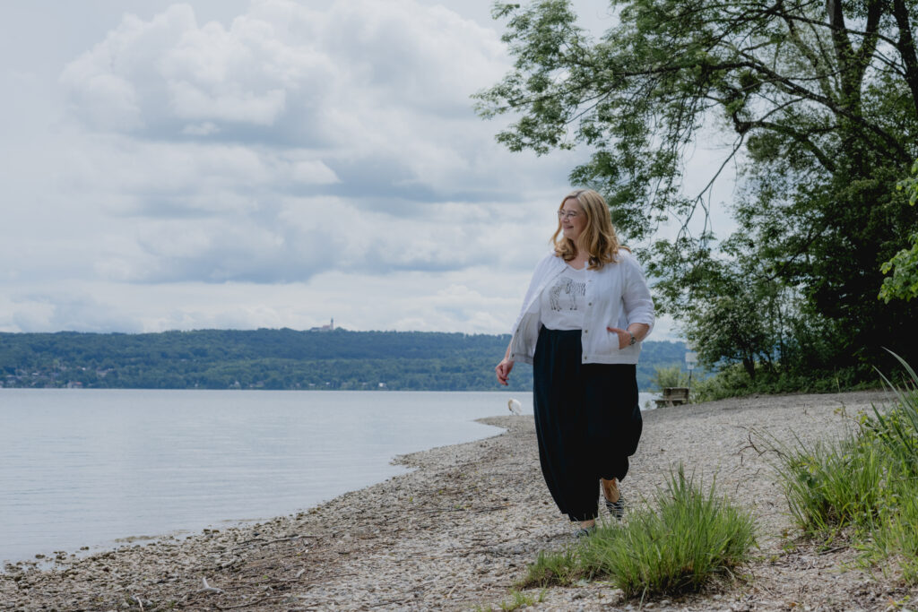 Reisephilosophie Anja Kruse am See, am Ufer spazierend