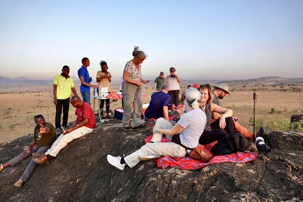 Gruppe Reisender auf einem Felsen im Kidepo Nationalpark Uganda