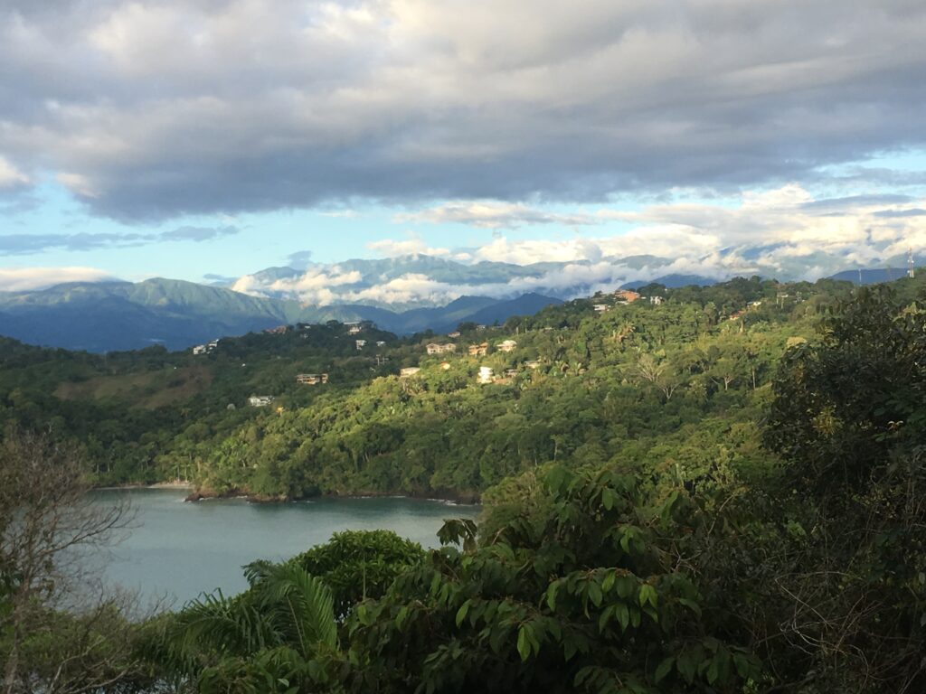 Landschaft mit dramatischen Wolken an einer Bucht am Pazifik in CostaRica
