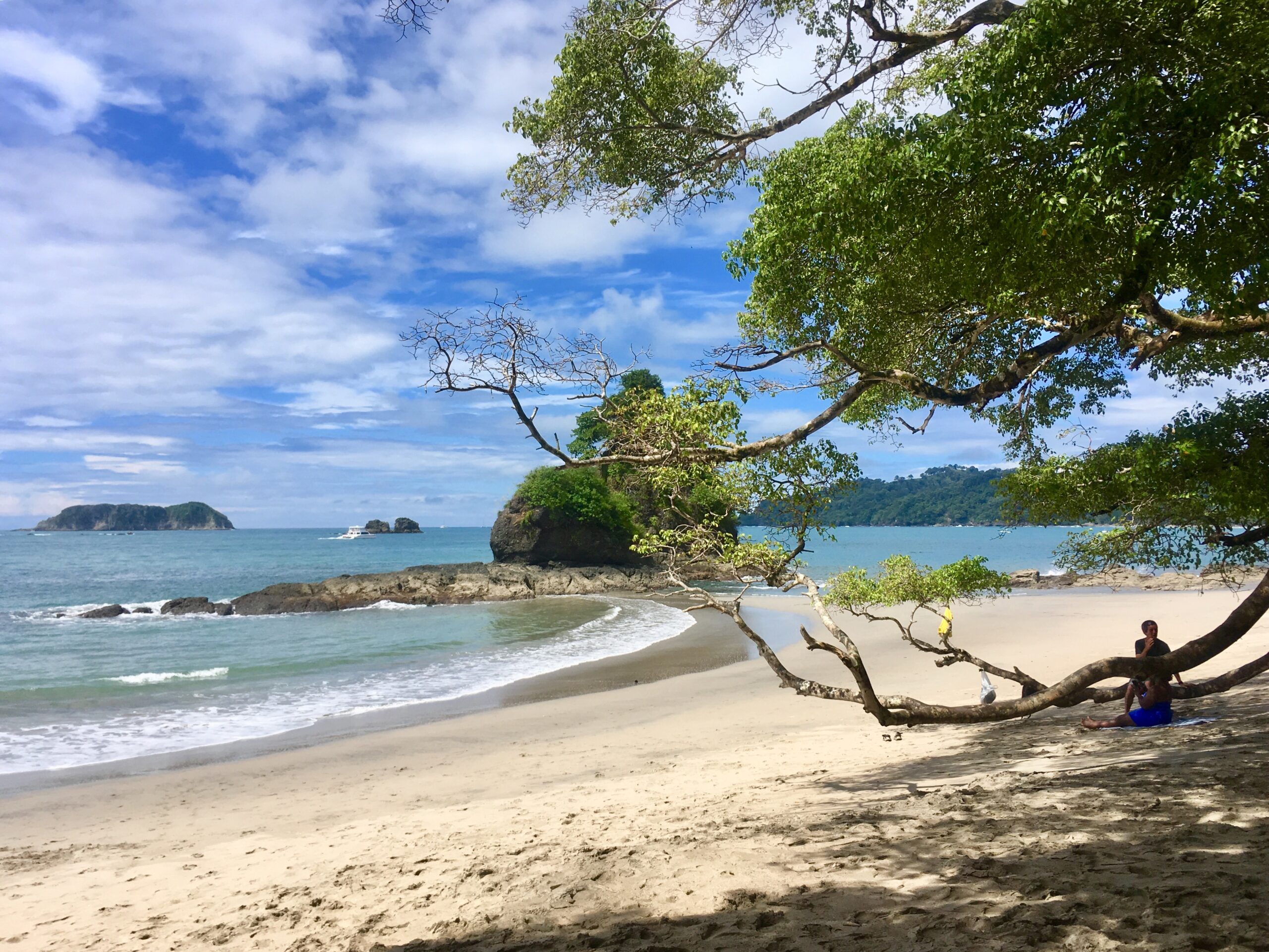 An einem der einsamen Naturstrände im Manuel Antonio Nationalpark in CostaRica